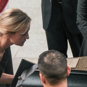 Selon "Le Parisien", Thierry Ardisson sera inhumé "dans la stricte intimité familiale", loin des projecteurs dans le Vaucluse, comme il l’avait souhaité.

Audrey Crespo-Mara - Sorties des obsèques de Thierry Ardisson en l’église Saint-Roch de Paris, France, le 17 juillet 2025. © Bestimage