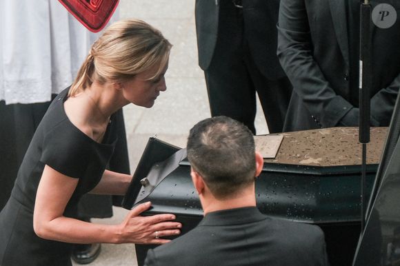 Selon "Le Parisien", Thierry Ardisson sera inhumé "dans la stricte intimité familiale", loin des projecteurs dans le Vaucluse, comme il l’avait souhaité.

Audrey Crespo-Mara - Sorties des obsèques de Thierry Ardisson en l’église Saint-Roch de Paris, France, le 17 juillet 2025. © Bestimage