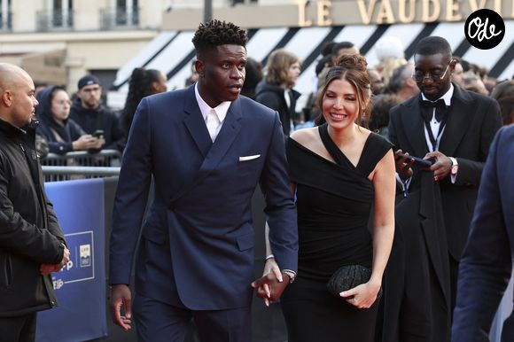 En parallèle de sa vie familiale, l'épouse du footballeur mène une brillante carrière d'entrepreneuse.

Brice Samba (Stade Rennais) - 34e édition des Trophées UNFP du Football au Palais Brongniart à Paris, le 11 mai 2026. © Pool - UNFP / FEP /ICON/PsnewZ/Bestimage