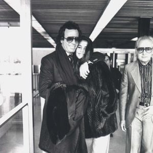 Mais l’actrice a récemment opéré un revirement en niant ses déclarations passées et en affirmant que son livre ne reflétait pas sa "vraie histoire". 

Archives – Julio Iglesias et son amie Vaitiare Bandera à Paris en 1983. RINDOFF-PATERSON / BESTIMAGE