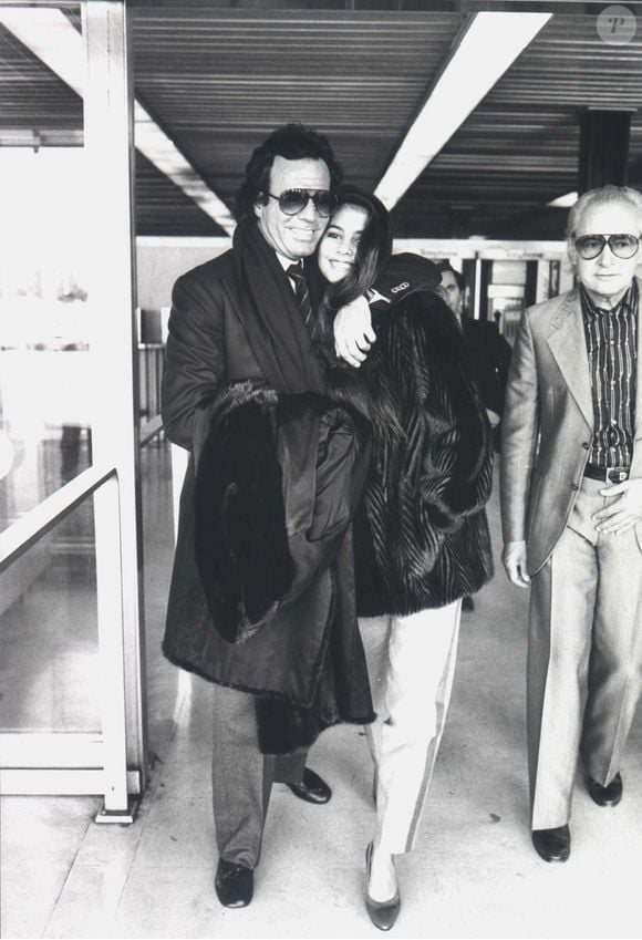 Mais l’actrice a récemment opéré un revirement en niant ses déclarations passées et en affirmant que son livre ne reflétait pas sa "vraie histoire". 

Archives – Julio Iglesias et son amie Vaitiare Bandera à Paris en 1983. RINDOFF-PATERSON / BESTIMAGE