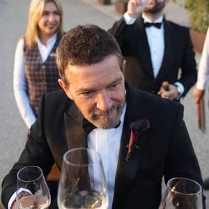 Antonio Banderas a brièvement rejoint les journalistes à l’extérieur pour trinquer avec eux.

Antonio Banderas durant le mariage de sa fille Stella Banderas et Alex Gruszynski le 18 Octobre 2025. Photo par Cordon Press - Bestimage