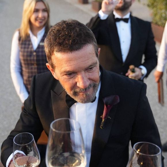 Antonio Banderas a brièvement rejoint les journalistes à l’extérieur pour trinquer avec eux.

Antonio Banderas durant le mariage de sa fille Stella Banderas et Alex Gruszynski le 18 Octobre 2025. Photo par Cordon Press - Bestimage