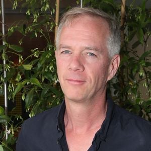 "Je fais le tri, je garde les trucs bien et je mets dans sa boîte les trucs un peu pourris", avait précisé Julien Arnaud   "Ça a créé plein de situations complètement dingues".

Exclusif - Julien Arnaud - Célébrités aux Internationaux de France de Tennis de Roland Garros 2023 - Jour 13 à Paris le 09 Juin 2023.  © Bertrand Rindoff / Bestimage