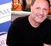 Exclusif - Arthur (Jacques Essebag) en séance de dédicaces pour la sortie de son nouveau livre "Même la nuit ne veut pas de moi (Ed. Grasset)" à la librairie Lamartine à Paris, le 27 mai 2026.
© Cédric Perrin / Bestimage