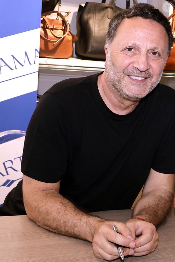 Exclusif - Arthur (Jacques Essebag) en séance de dédicaces pour la sortie de son nouveau livre "Même la nuit ne veut pas de moi (Ed. Grasset)" à la librairie Lamartine à Paris, le 27 mai 2026.
© Cédric Perrin / Bestimage