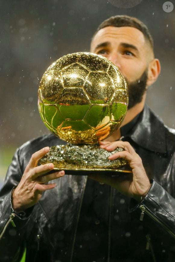 Le ballon d'or français

Karin Benzema  présente son Ballon d'Or aux supporters dans le stade Santiago Bernabeu à Madrid, le 22 octobre 2022.
© Pablo Garcia/DAX via Zuma Press/Bestimage