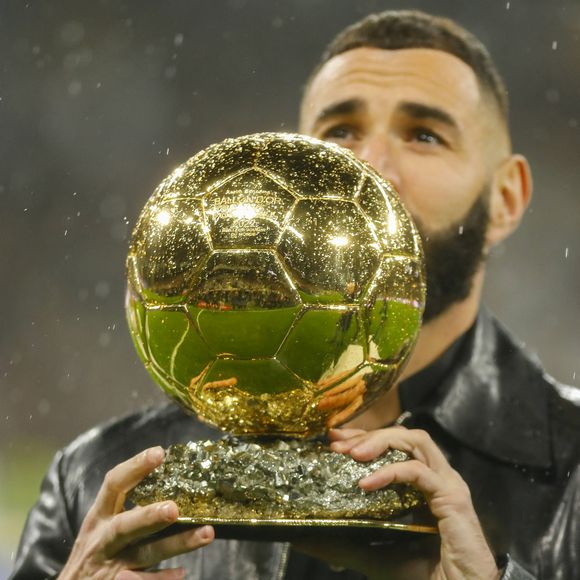 Le ballon d'or français

Karin Benzema  présente son Ballon d'Or aux supporters dans le stade Santiago Bernabeu à Madrid, le 22 octobre 2022.
© Pablo Garcia/DAX via Zuma Press/Bestimage