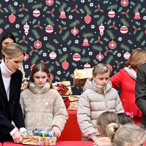 Le prince Albert II de Monaco, la princesse Charlene et leurs enfants la princesse Gabriella et le prince héréditaire Jacques ont accueilli les enfants monégasque pour le traditionnel arbre de Noël du Palais à Monaco, le 17 décembre 2025. © Bruno Bebert/Bestimage
