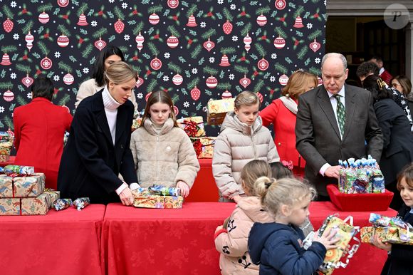Le prince Albert II de Monaco, la princesse Charlene et leurs enfants la princesse Gabriella et le prince héréditaire Jacques ont accueilli les enfants monégasque pour le traditionnel arbre de Noël du Palais à Monaco, le 17 décembre 2025. © Bruno Bebert/Bestimage