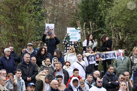 Du côté des parties civiles, cette libération de Nathan B., suspecté d’avoir recruté trois personnes au service de Tom T., le commanditaire présumé, fait l’effet d’une bombe, d'après "Le Parisien"

Marche blanche organisée en hommage à Leslie Hoorelbeke, 22 ans, et Kevin Tromprat, 21 ans, à Niort, France, le 12 mars 2023 © Laetitia Notarianni/Bestimage