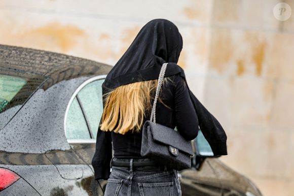 Exclusif - Stella Belmondo - Arrivées aux obsèques d’Alain Belmondo au crématorium du Père-Lachaise à Paris, France, le 4 septembre 2025. © Dominique Jacovides/Bestimage
