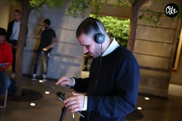 Il compose également pour des projets de maisons de luxe et de beauté comme Chanel, Kenzo et Lancôme.

 Jérémy Chatelain présente son nouveau clip "Carton à droite" en avant-première à l’Apple Store des Champs-Elysées à Paris le 21 mars 2019.  © Denis Guinebourg / Bestimage