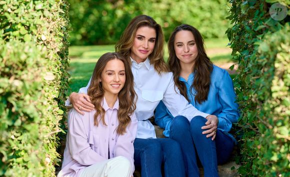 L'épouse du roi Abdallah apparaît sous une arche, radieuse dans une longue robe à manches longues de la marque Solace London affichée au prix de 625 euros

Photo officielle de la reine Rania de Jordanie et ses filles, la princesse Salma, 22 ans, et la princesse Iman, 26 ans. Le 26 septembre 2022