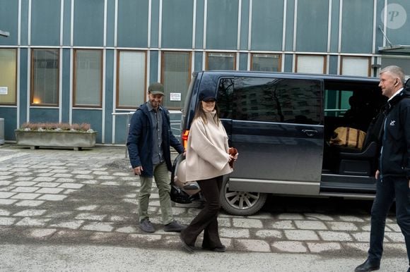 Après trois garçons, le couple est ravi de voir leur famille s’agrandir avec l'arrivée d'une petite fille. 

La princesse Sofia, le prince Carl Philip et leur fille quittent l'hôpital Danderyds près de Stockholm, en Suède le 8 février 2025. Photo par Dana Press / Bestimage