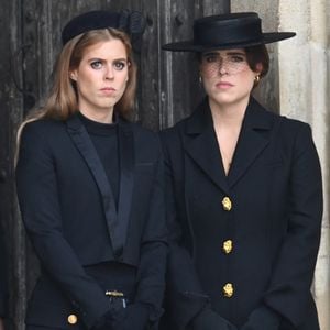 Les princesses Beatrice et Eugenie d'York - Sorties du service funéraire à l'Abbaye de Westminster pour les funérailles d'Etat de la reine Elizabeth II d'Angleterre le 19 septembre 2022.
©AGENCE / BESTIMAGE