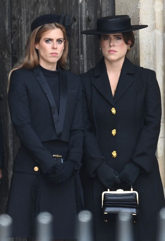 Les princesses Beatrice et Eugenie d'York - Sorties du service funéraire à l'Abbaye de Westminster pour les funérailles d'Etat de la reine Elizabeth II d'Angleterre le 19 septembre 2022.
©AGENCE / BESTIMAGE