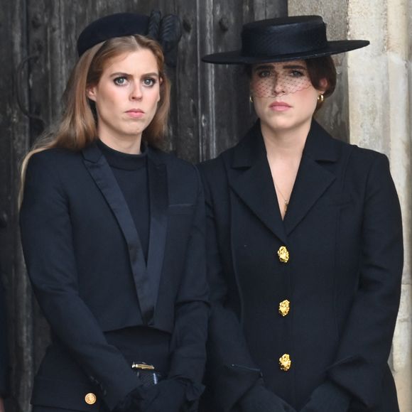 Les princesses Beatrice et Eugenie d'York - Sorties du service funéraire à l'Abbaye de Westminster pour les funérailles d'Etat de la reine Elizabeth II d'Angleterre le 19 septembre 2022.
©AGENCE / BESTIMAGE