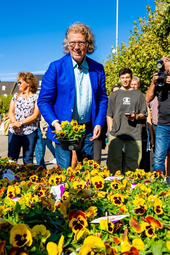 Maastricht, PAYS-BAS - Le violoniste et chef d'orchestre néerlandais André Rieu (et son fils Pierre Rieu) est surpris le jour de son 74e anniversaire par un nouveau violon. Backgrid USA / Bestimage