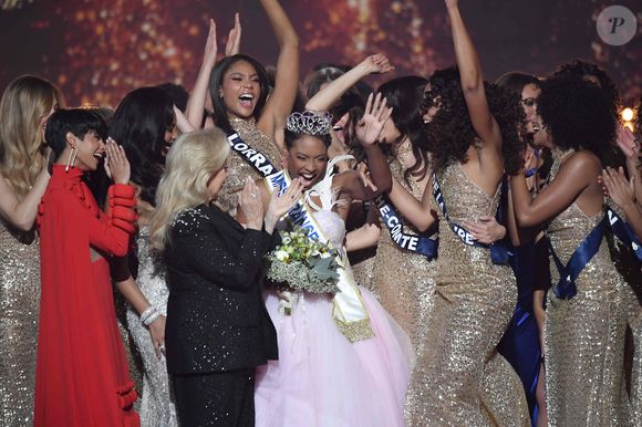 Il faudra se brancher sur TF1 le samedi 6 décembre prochain pour découvrir la nouvelle Miss France à l'issue d'une cérémonie qui se tiendra au Zénith d'Amiens. 

Miss France 2025, sur TF1         
Crédits : Pierre Billard/sipa press via Bestimage