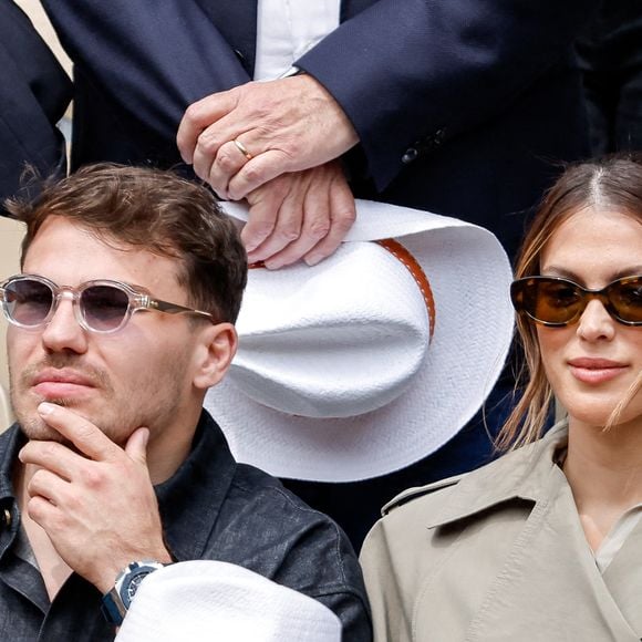 Antoine Dupont et sa compagne Iris Mittenaere en tribunes lors de la finale messieurs des Internationaux de France de Tennis de Roland Garros 2025 (jour 15), à Paris, France, le 8 juin 2025. © Cyril Moreau/Bestimage