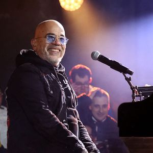 Exclusif - Pascal Obispo donne un concert sur la plage du Mimbeau sur la presqu'île du Cap-Ferret au profit de la 36ème édition du Téléthon, le 3 Decembre 2022. Plus tôt dans la journée, le chanteur avait participé à une marche solidaire, dans le cadre du Téléthon. © Patrick Bernard / Bestimage