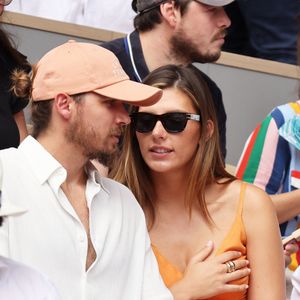 Théo Fleury et sa compagne Camille Cerf, Miss France 2015 en tribune (jour 14) lors des Internationaux de France de Tennis de Roland Garros 2022 à Paris, France, le 4 juin 2022. © Dominique Jacovides/Bestimage