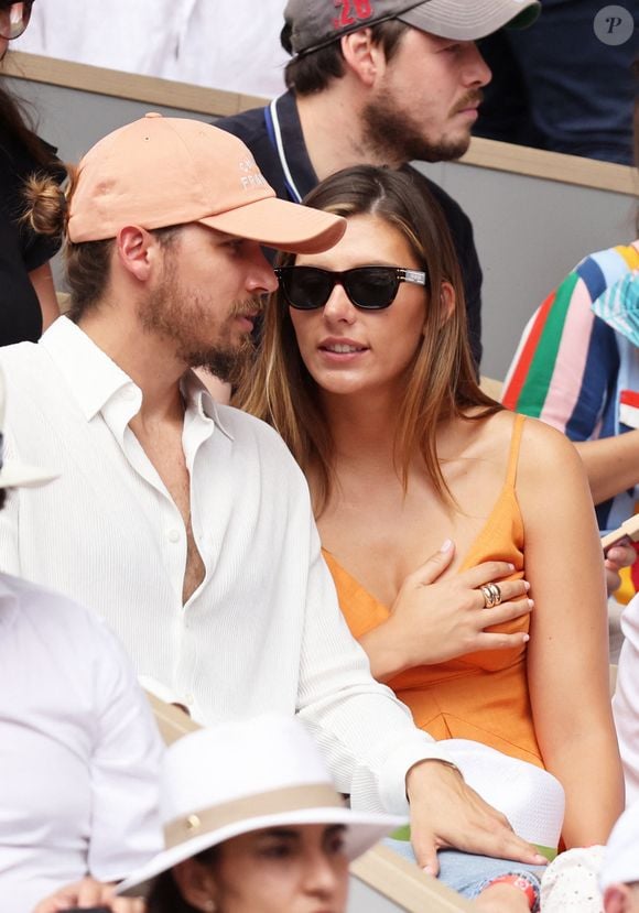 Théo Fleury et sa compagne Camille Cerf, Miss France 2015 en tribune (jour 14) lors des Internationaux de France de Tennis de Roland Garros 2022 à Paris, France, le 4 juin 2022. © Dominique Jacovides/Bestimage