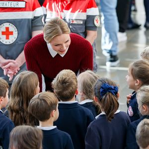 La princesse Charlène de Monaco au Grimaldi Forum, accompagnée du champion monégasque de descente en apnée, Pierre Frolla, et la nouvelle directrice de sa Fondation Mme Anne Boggio, pour accueillir tous les élèves de Cours Préparatoire (CP) de Monaco (316 enfants) pour une matinée de sensibilisation à la prévention de la noyade à Monaco, le 28 novembre 2025. Claudia Albuquerque/Bestimage