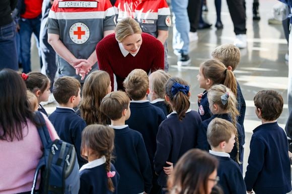 La princesse Charlène de Monaco au Grimaldi Forum, accompagnée du champion monégasque de descente en apnée, Pierre Frolla, et la nouvelle directrice de sa Fondation Mme Anne Boggio, pour accueillir tous les élèves de Cours Préparatoire (CP) de Monaco (316 enfants) pour une matinée de sensibilisation à la prévention de la noyade à Monaco, le 28 novembre 2025. Claudia Albuquerque/Bestimage