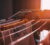 En espaçant davantage les vêtements, l’humidité s’évacue plus facilement et les mauvaises odeurs sont limitées.

Pexels