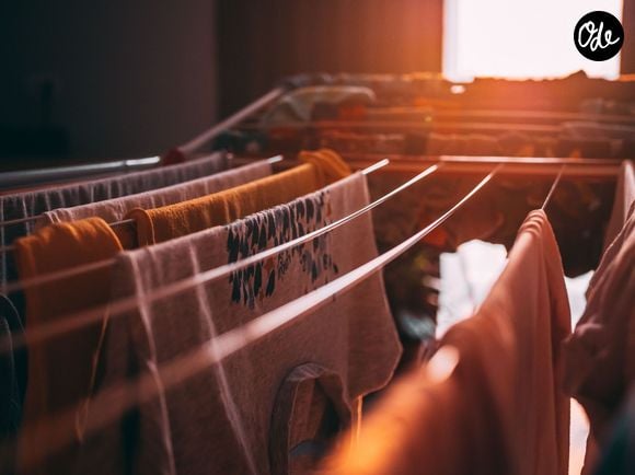 En espaçant davantage les vêtements, l’humidité s’évacue plus facilement et les mauvaises odeurs sont limitées.

Pexels