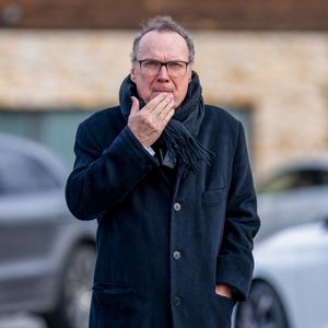Julien Lepers aux obsèques du chanteur Herbert Léonard au crématorium de Saint-Fargeau-Ponthierry, France, le 12 mars 2025. © Bestimage