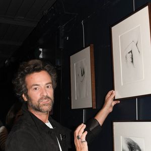 Romain Duris lors de l'inauguration de l'exposition "Feroce" de Romain Duris à l'espace Franquin lors du festival du film francophone de Angoulême le 24 août 2021.

© Coadic Guirec / Bestimage