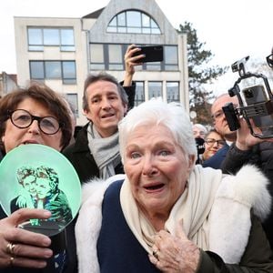 Line Renaud, 97 ans, a inauguré un jardin public qui porte son nom, à Lille, France, le mercredi 17 décembre 2025. © Claude Dubourg/Bestimage
