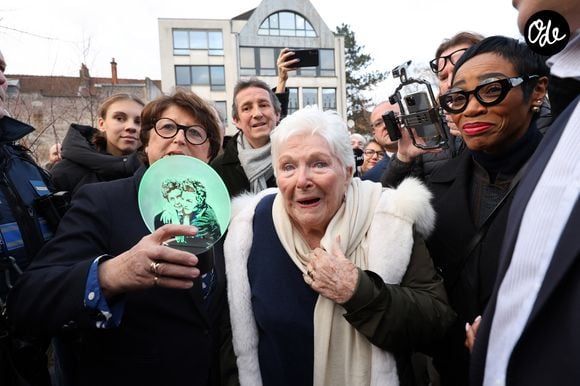 Line Renaud, 97 ans, a inauguré un jardin public qui porte son nom, à Lille, France, le mercredi 17 décembre 2025. © Claude Dubourg/Bestimage