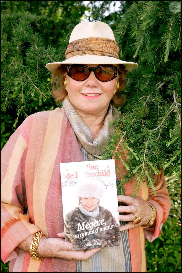 Nadine de Rothschild fait la promotion à Cannes de son livre "Megève, un roman d'amour" et de son vin au château Clarke. Le 11 juin 2005. © DOMINIQUE JACOVIDES / BESTIMAGE