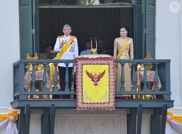 Le roi Rama X (Maha Vajiralongkorn) accompagné de sa femme la reine Suthida lors de son couronnement à Bangkok en Thaïlande. Les cérémonies et les festivités du week-end, qui ont coûté 31,4 millions de dollars, ont débuté samedi, lorsque le roi a placé la Grande couronne de victoire de 16 livres sur sa tête et a déclaré qu'il régnerait avec justice, le 6 mai 2019.