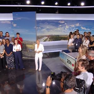 Elle a confirmé avoir été guidée vers la sortie par le groupe France Télévisions.

Dernier journal télévisé de Anne-Sophie Lapix sur France 2, le 26 juin 2025.

Photo : Capture d'écran France TV / Bestimage