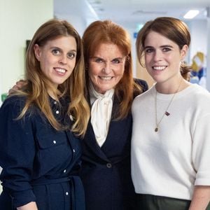 August et Ernest sont ravis à l’idée d’accueillir un nouveau frère ou une nouvelle sœur.

Sarah, duchesse d'York, avec ses filles, les princesses Beatrice et Eugénie, lors d'une visite à l'unité Teenage Cancer Trust de l'University College Hospital, à Londres le mercredi 23 avril 2025. Photo par Aaron Chown/PA Wire