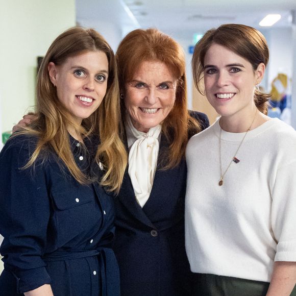 August et Ernest sont ravis à l’idée d’accueillir un nouveau frère ou une nouvelle sœur.

Sarah, duchesse d'York, avec ses filles, les princesses Beatrice et Eugénie, lors d'une visite à l'unité Teenage Cancer Trust de l'University College Hospital, à Londres le mercredi 23 avril 2025. Photo par Aaron Chown/PA Wire