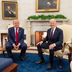 13 novembre 2024, Washington, D.C., États-Unis : Le président américain Joe Biden, à droite, est assis avec le président élu Donald Trump lors d'une réunion bilatérale dans le bureau ovale de la Maison Blanche, le 13 novembre 2024, à Washington, D.C. (Image de crédit : © Cameron Smith/White House/Planet Pix via ZUMA Press Wire).