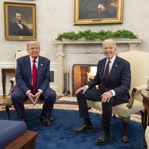 13 novembre 2024, Washington, D.C., États-Unis : Le président américain Joe Biden, à droite, est assis avec le président élu Donald Trump lors d'une réunion bilatérale dans le bureau ovale de la Maison Blanche, le 13 novembre 2024, à Washington, D.C. (Image de crédit : © Cameron Smith/White House/Planet Pix via ZUMA Press Wire).