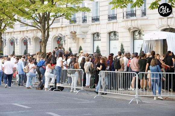 Depuis, il en a fait une véritable série à succès sur X. “Show must go on. Ils sont survoltés de 11 heures du matin à 11 heures du soir”, écrivait-il le 7 septembre.

Celine Dion vient saluer et remercier ses nombreux fans qui l'attendent devant l'hôtel Royal Monceau à Paris le 23 septembre 2026. © Christophe Aubert / Bestimage