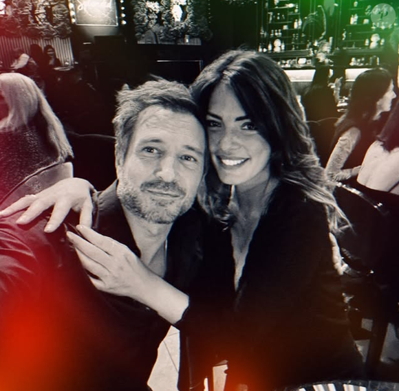 A 49 ans, le comédien a accueilli ce petit bonheur avec son compagne Aurélie.

Alexandre Varga en couple avec Aurélie