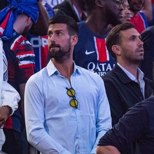 "Finalement, nous sommes arrivés à l’hôtel sans problème, mais c’était assez bruyant, car il se passait beaucoup de choses à l’extérieur de l’hôtel… D’une certaine manière, c’est intéressant de regarder par la fenêtre ce qui se passe, mais à un moment donné, c’est devenu incontrôlable.”
Novak Djokovic - Les joueurs du PSG célèbrent leur titre de Champion d'Europe au Parc Des Princes à Paris, le 1er juin 2025.
© Baptiste Autissier/PsnewZ/Bestimage