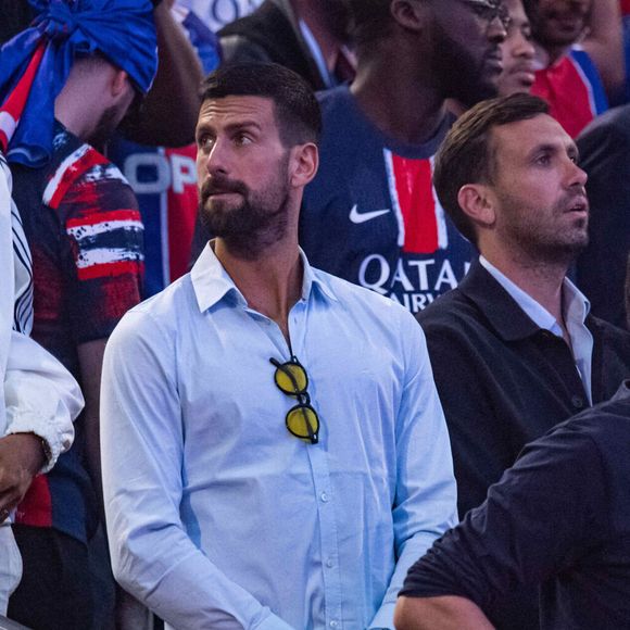 "Finalement, nous sommes arrivés à l’hôtel sans problème, mais c’était assez bruyant, car il se passait beaucoup de choses à l’extérieur de l’hôtel… D’une certaine manière, c’est intéressant de regarder par la fenêtre ce qui se passe, mais à un moment donné, c’est devenu incontrôlable.”
Novak Djokovic - Les joueurs du PSG célèbrent leur titre de Champion d'Europe au Parc Des Princes à Paris, le 1er juin 2025.
© Baptiste Autissier/PsnewZ/Bestimage