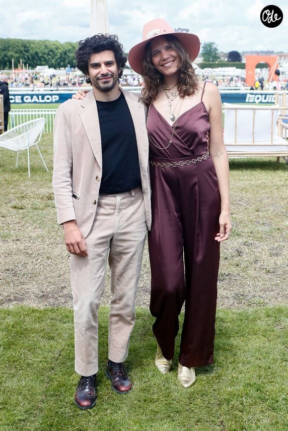 Vanille Clerc (fille de Julien Clerc et de Virginie Coupérie-Eiffel) et son compagnon au prix de Diane à l'hippodrome de Chantilly, France, le 16 juin 2024. © Christophe Clovis / Bestimage
