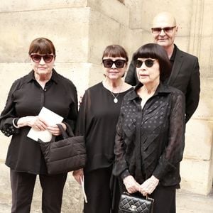 Exclusif - Mireille Mathieu avec ses deux soeurs Christiane et Monique Mathieu et Hervé Marc (manager et le fidèle collaborateur de la chanteuse) lors de la cérémonie religieuse pour Olivier Echaudemaison en l'église Saint-Roch à Paris, France, le 7 septembre 2026. © Christophe Aubert/Bestimage