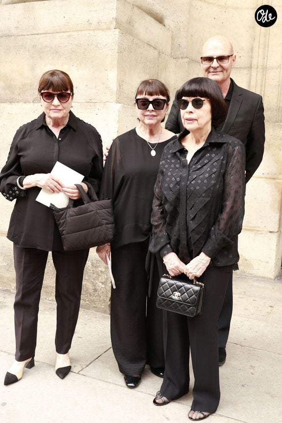 Exclusif - Mireille Mathieu avec ses deux soeurs Christiane et Monique Mathieu et Hervé Marc (manager et le fidèle collaborateur de la chanteuse) lors de la cérémonie religieuse pour Olivier Echaudemaison en l'église Saint-Roch à Paris, France, le 7 septembre 2026. © Christophe Aubert/Bestimage